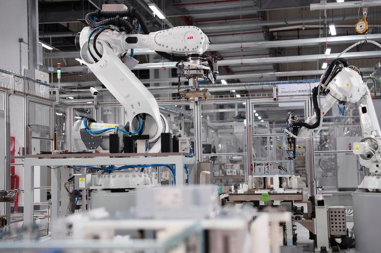 abb上海新工厂用机器人造机器人